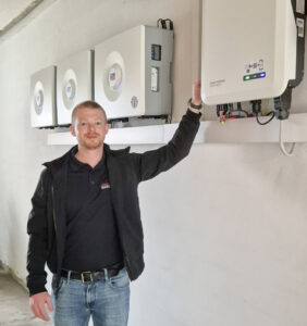 Bei einem Kunden in Stemmer wurde eine 20 Jahre alte Photovoltaikanlage erfolgreich modernisiert. Dank eines neuen Hybridwechselrichters und eines Batteriespeichers von SMA kann ein Großteil der auf dem Dach erzeugten Solarenergie nun direkt im Haus genutzt werden, erklärt PV-Experte Maurice Heidsiek. Foto: privat
