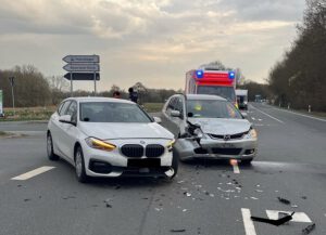 Beide Autos wurden abgeschleppt. Foto: Polizei Minden-Lübbecke