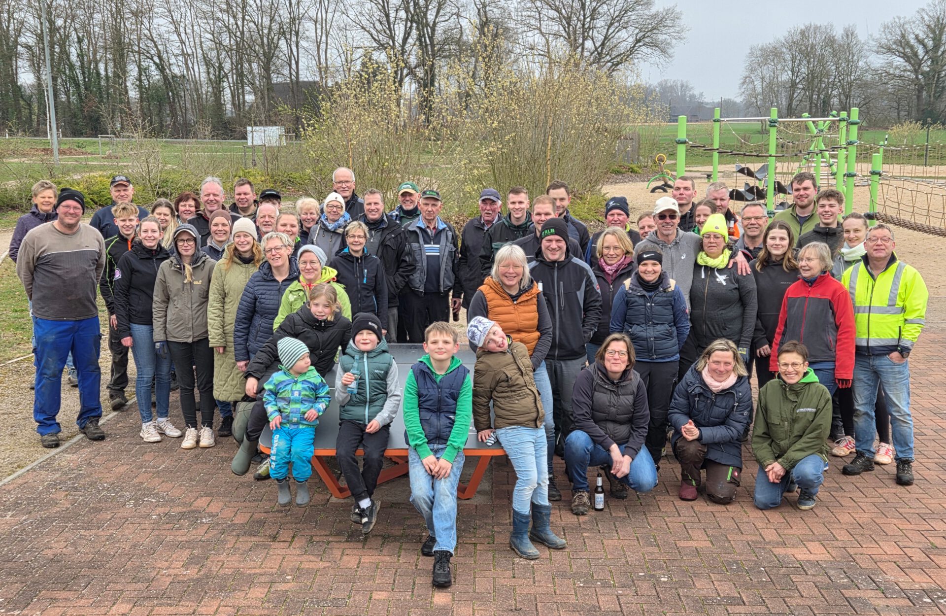 Mehr als 50 Freiwillige waren nun wieder am Start, um sich um die Sportanlagen, das Freizeitgelände und das Freibad zu kümmern. Foto: privat