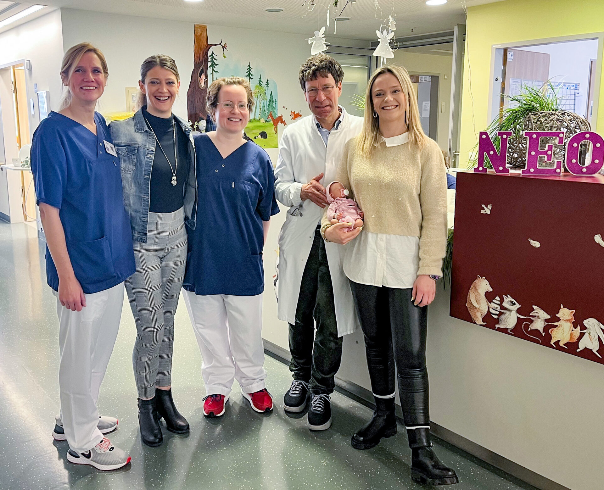 Annika Breuel (links), Deborah Balke (2. von links), Celina Balke (rechts), die stellvertretende Oberärztin Dr. Timea Takacs und Prof. Bernhard Erdlenbruch, Direktor der Kinder- und Jugendmedizin. Foto: MKK