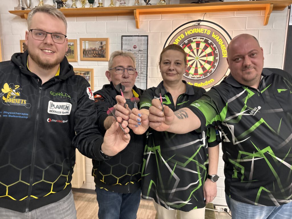 Julian Schäfer (Darts Hornets Warmsen), Stefan Thielker (Darts Hornets Warmsen), Nadine Rudek (The Warriors Uchte) und Matthias Rudek (The Warriors Uchte; von links) freuen sich auf zwei Dart-Turniere, die in Warmsen und Uchte stattfinden werden. Foto: Jessica Höffner