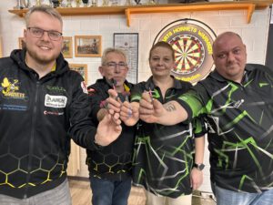 Julian Schäfer (Darts Hornets Warmsen), Stefan Thielker (Darts Hornets Warmsen), Nadine Rudek (The Warriors Uchte) und Matthias Rudek (The Warriors Uchte; von links) freuen sich auf zwei Dart-Turniere, die in Warmsen und Uchte stattfinden werden. Foto: Jessica Höffner