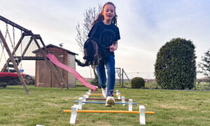 Linea Thurn macht vor, wie Hobby Horsing funktioniert. Foto: J. Höffner