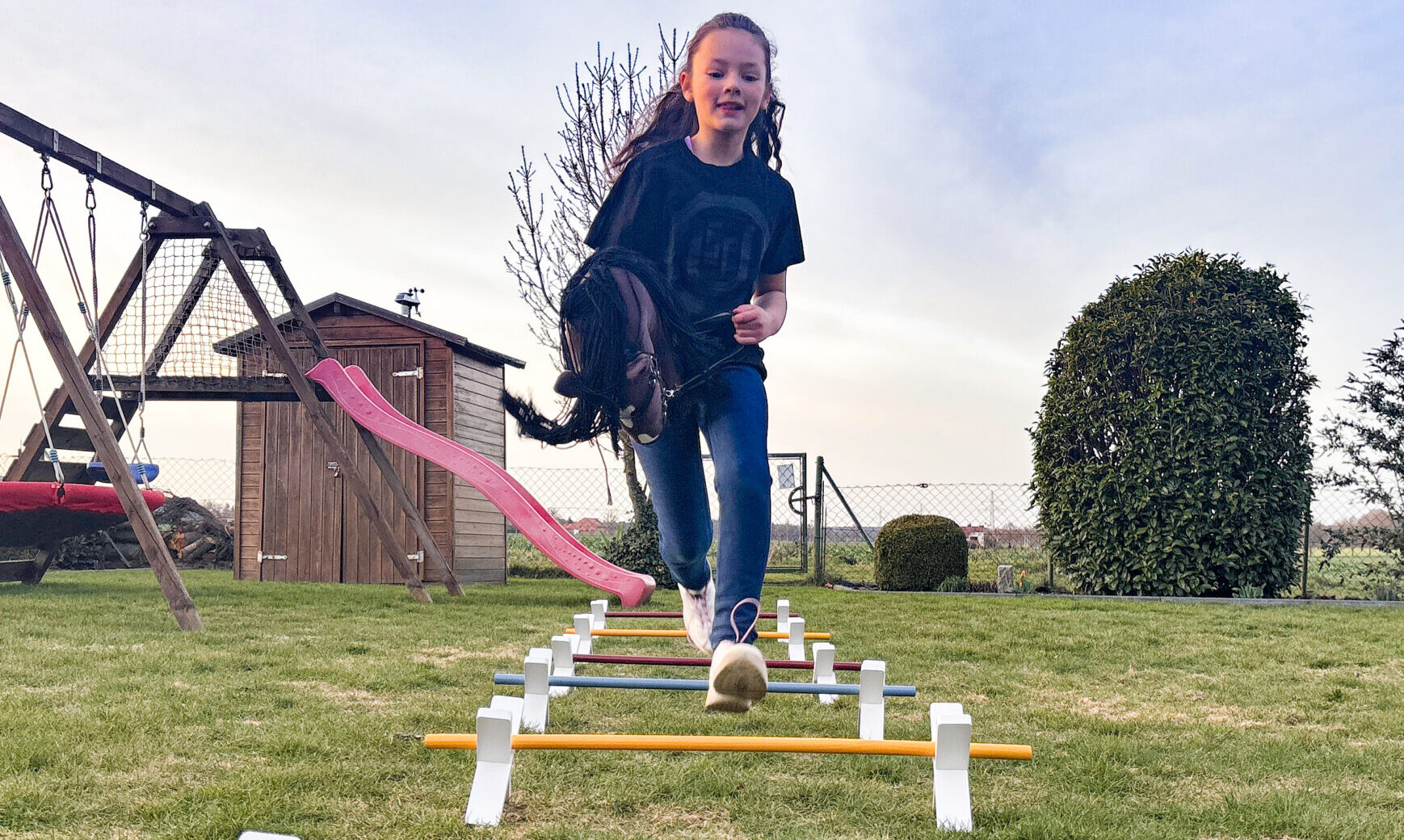 Linea Thurn macht vor, wie Hobby Horsing funktioniert. Foto: J. Höffner