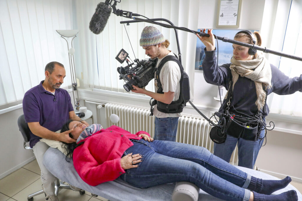 Der NDR hat kürzlich in der Praxis von David Gough in Lahde gedreht. Foto: Krischi Meier