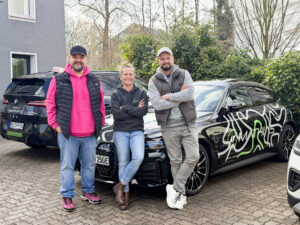 Fahrlehrer Björn Enger, Redakteurin Jessica Höffner und Fahrschulchef Mathias kurz nach der „praktischen Prüfung“. Foto: Krischi Meier