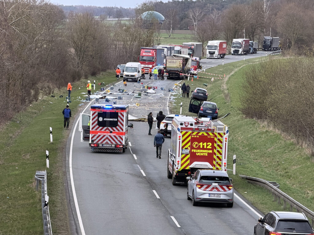 Getränke und Kisten liegen nach einem Unfall auf der B61 bei Uchte auf der Straße. Foto: Krischi Meier