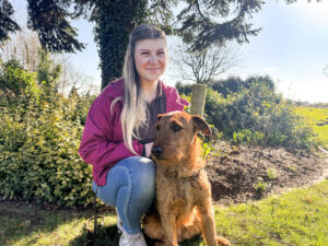 Jasmin Kubba mit ihrer Hündin „Lotta“. Foto: Jessica Höffner