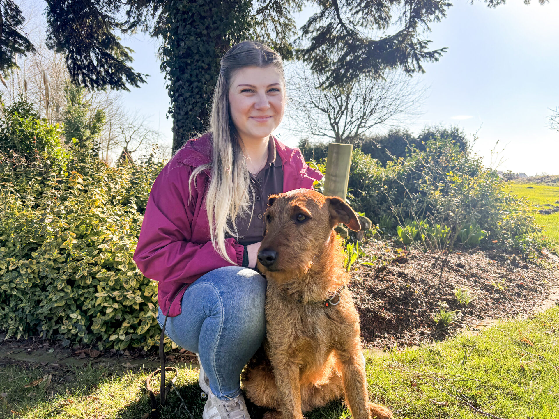 Jasmin Kubba mit ihrer Hündin „Lotta“. Foto: Jessica Höffner