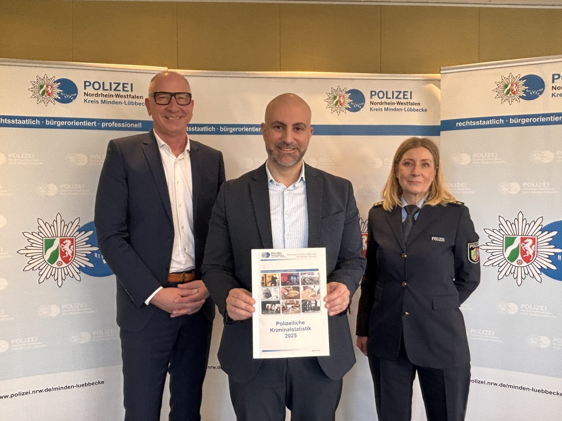 Präsentierten die polizeiliche Kriminalstatistik für das Jahr 2025: Kriminaloberrat Dirk Klöpper, Landrat Ali Doğan und Polizeidirektorin Andrea Rosenboom (von links). Foto: Jessica Höffner