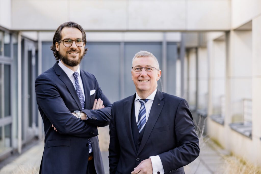 Blicken zufrieden auf das Jahr 2025 und zuversichtlich auf das Jahr 2026: Der Vorstand der Sparkasse Minden-Lübbecke (von links) Thomas Beuchel und Markus Schaly. Foto: Sparkasse Minden-Lübbecke