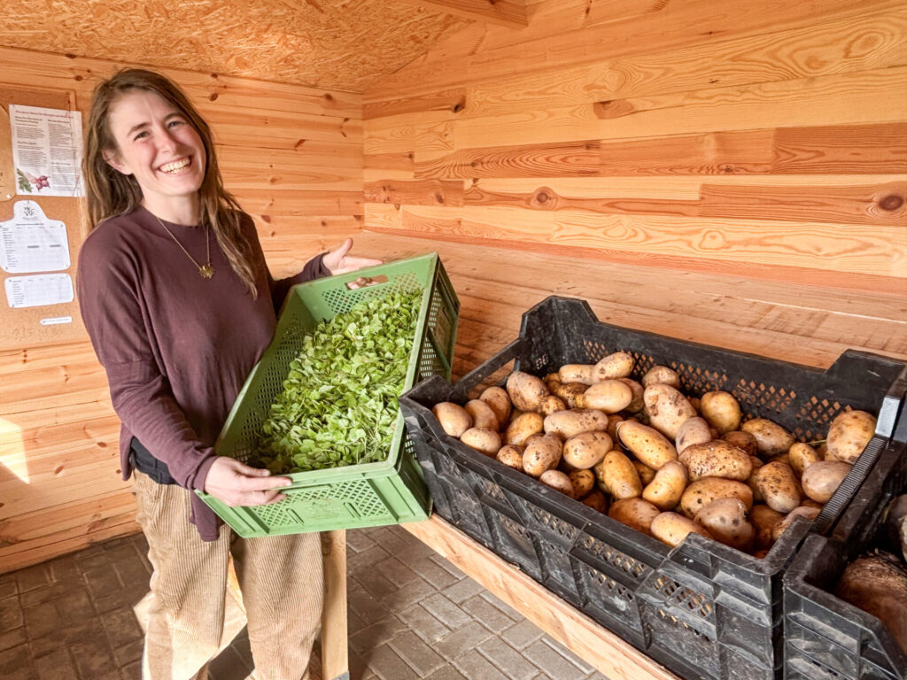 Madeleine Meixner in der Abholstation auf dem Hof. Foto: Jessica Höffner