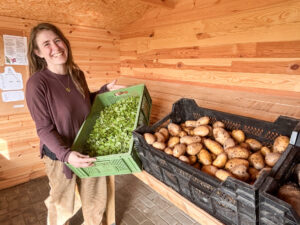 Madeleine Meixner in der Abholstation auf dem Hof. Foto: Jessica Höffner