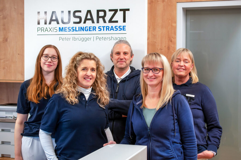 Das Team der Hausarztpraxis:: Lea Johanna Wagener (MFA), Nicole Rathert (MFA), Peter Ibrügger, Dr. Katarina Albert und Michaela Busse (MFA, von links). Foto: SchönWeberei/Andreas Schöneberg