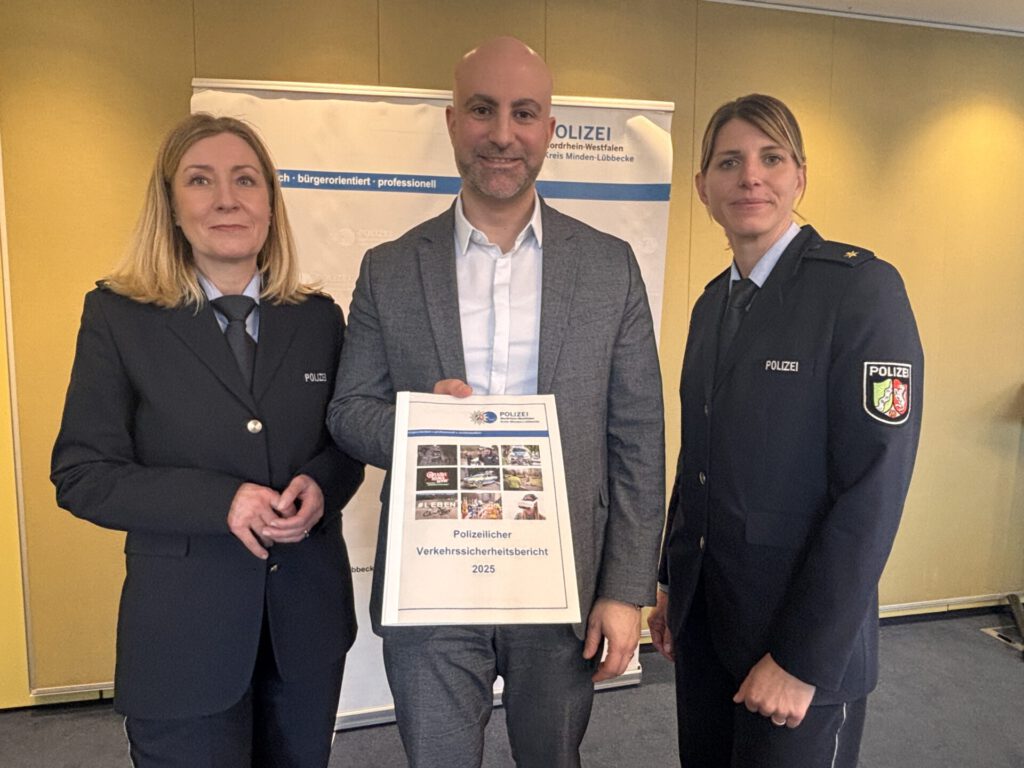 Polizeidirektorin Andrea Rosenboom, Landrat Ali Dogan und Polizeirätin Kea Eichler (von links). Foto: Jessica Höffner