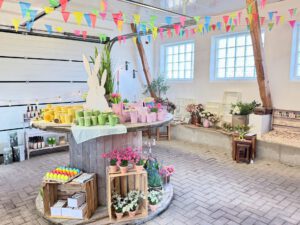 Blick in die Frühlingswelt der Kleinen Teichdiele: Auf 50 Extra-Quadratmetern erwartet die Besucher ein liebevoll dekoriertes Ambiente mit Geschenkideen, Wohnaccessoires und Produkten zum Probieren. Foto: privat