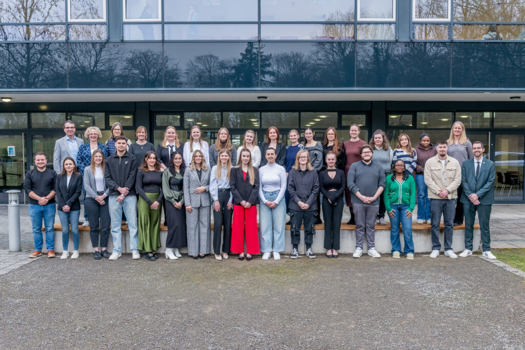 Nach drei Ausbildungsjahren haben zehn Medizinische Technologen für Laboratoriumsanalytik (MTL) sowie fünf für Radiologie (MTR) ihr Staatsexamen bestanden. Foto: MKK