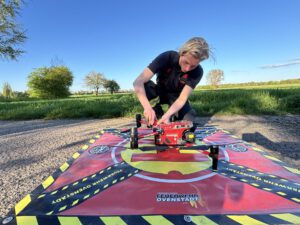 Eine Drohne wird für die Vermisstensuche startklar gemacht. Foto: Jessica Höffner