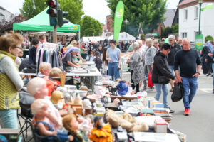 Frühes Stöbern lohnt sich: Bereits am Morgen startet der beliebte Flohmarkt mit zahlreichen Schnäppchen und besonderen Fundstücken. Foto: Dietmar Meier