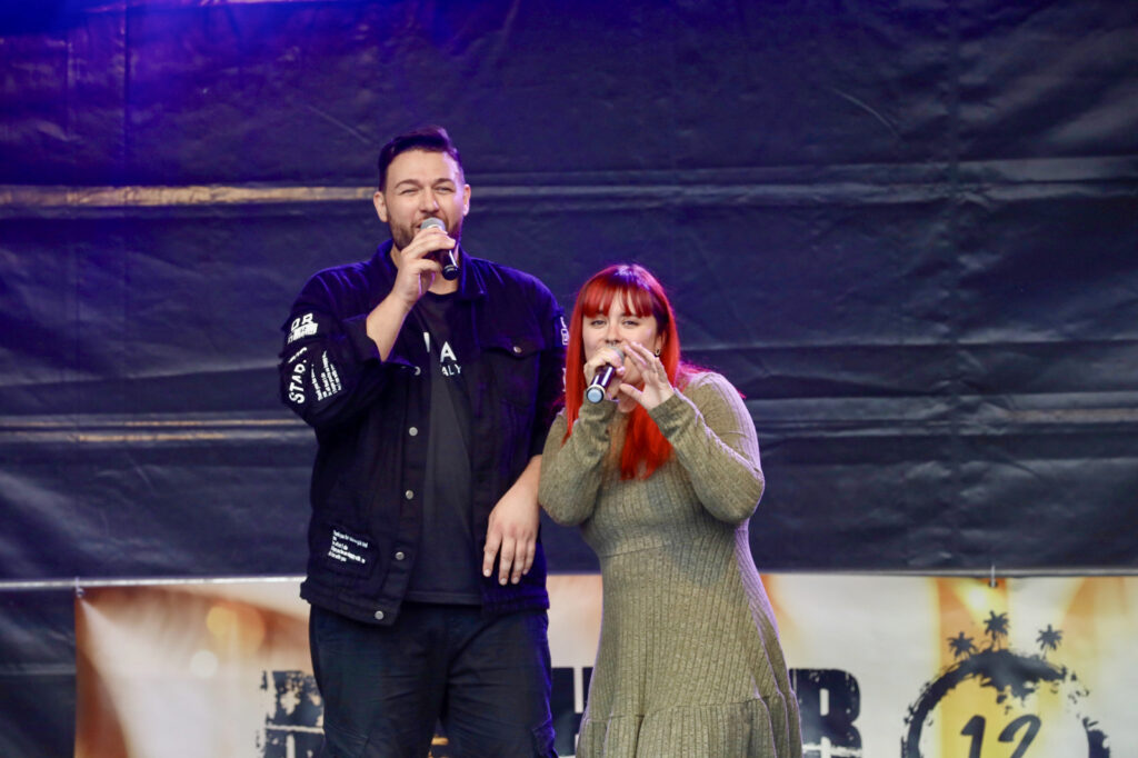 Pia und Lucas sorgen am Samstagabend mit Live-Musik für Stimmung auf dem Bismarckplatz. Foto: Dietmar Meier