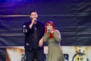 Pia und Lucas sorgen am Samstagabend mit Live-Musik für Stimmung auf dem Bismarckplatz. Foto: Dietmar Meier