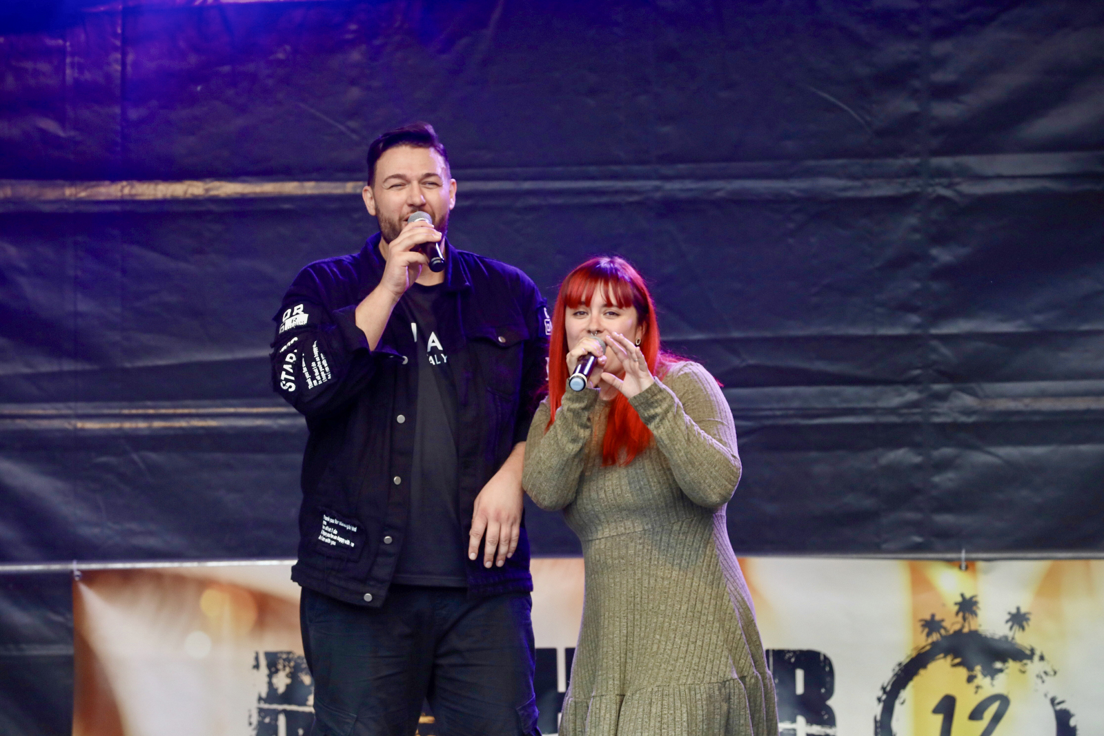 Pia und Lucas sorgen am Samstagabend mit Live-Musik für Stimmung auf dem Bismarckplatz. Foto: Dietmar Meier