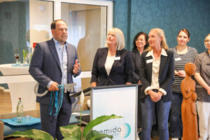 Bei der Eröffnung hat Geschäftsführer Michael Müller symbolisch den Schlüssel an das Leitungsteam aus Ina Arnold (Residenzleitung) und Kerstin Nennecker (Pflegedienstleitung), übergeben. Foto: Krischi Meier