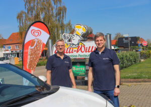 Michael und Dennis Gonschewski betreiben den Kult-Imbiss „Grilli-Willi“ an der Bückeburger Straße in Lahde. Foto: privat