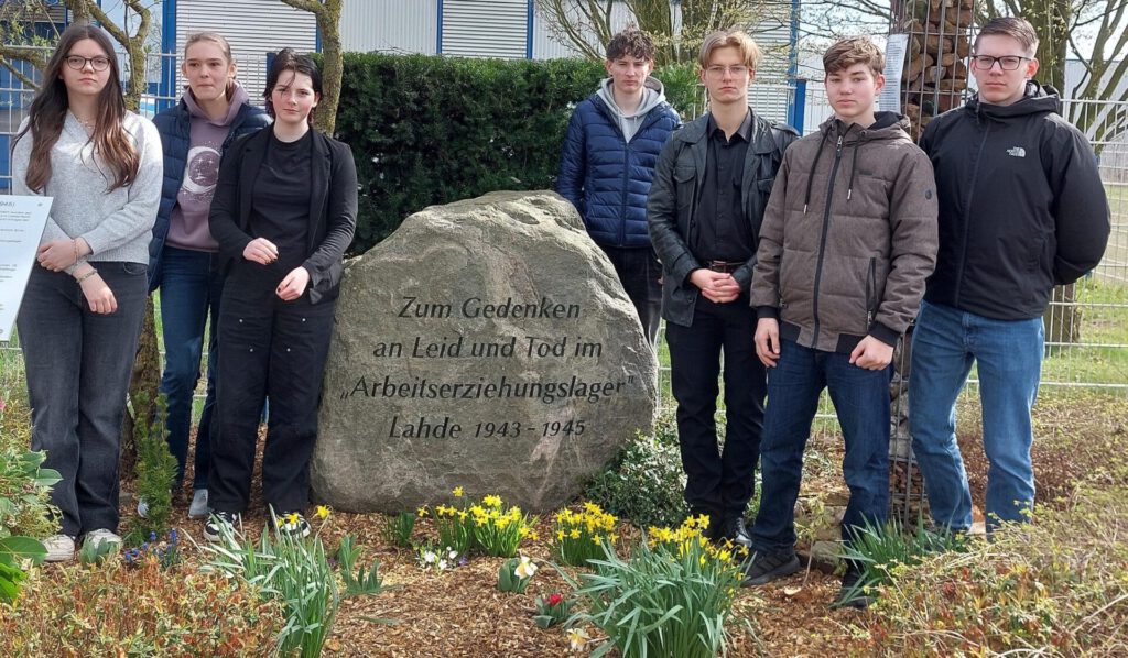 Schülerinnen und Schüler der Sekundarschule an dem Gedenkstein. Foto: privat