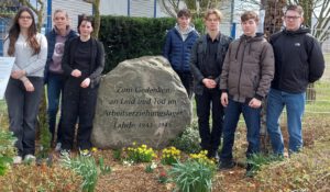 Schülerinnen und Schüler der Sekundarschule an dem Gedenkstein. Foto: privat