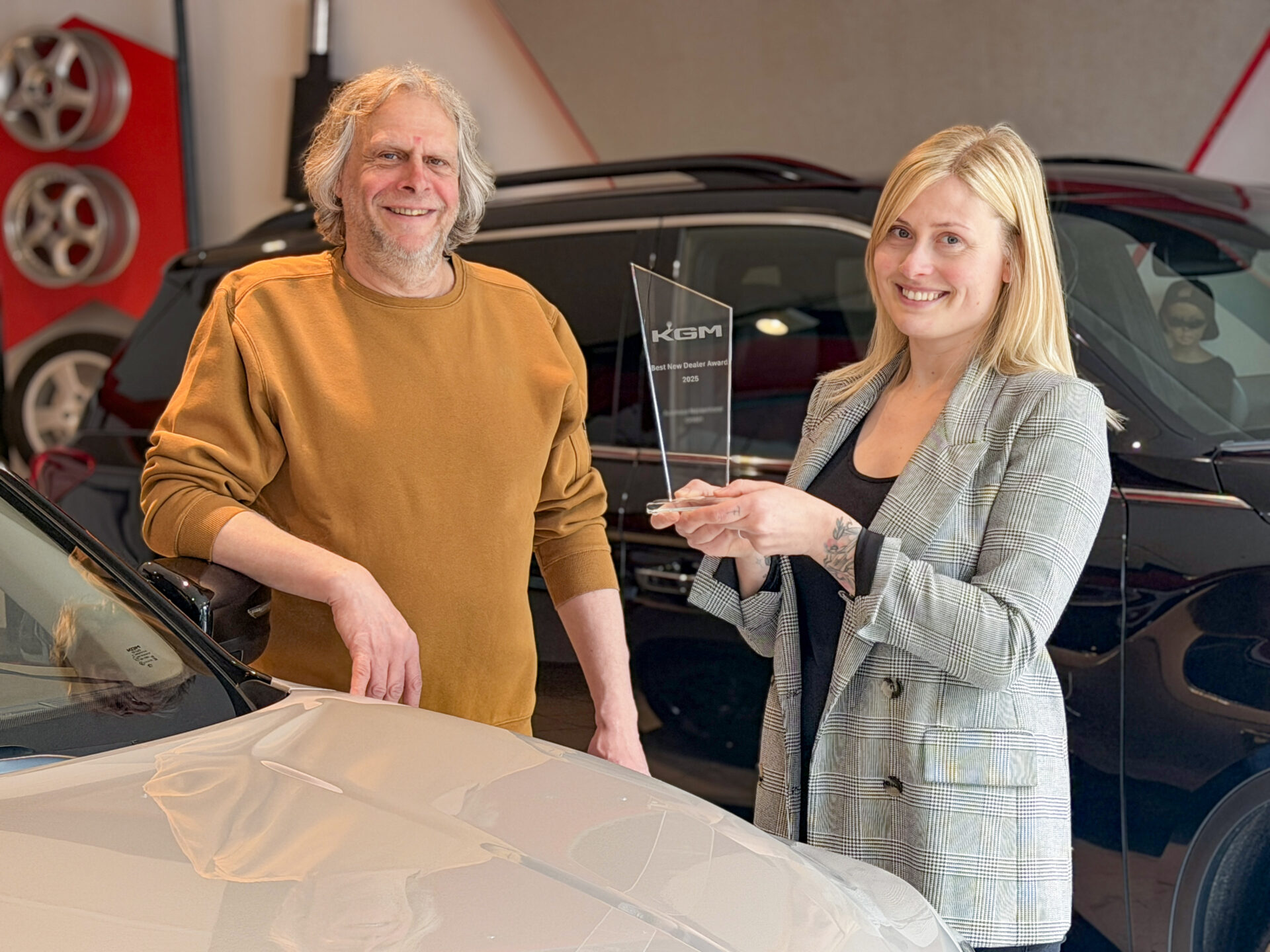 Inhaber Torsten Meier und Tocher Shirin freuen sich über die „Best New Dealer 2025“-Auszeichung von KGM. Foto: Krischi Meier