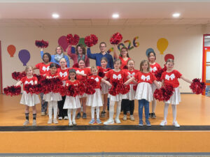 Die Cheerleader-AG der Grundschule Petershagen zusammen mit Vertretern des Fördervereins. Foto: Krischi Meier