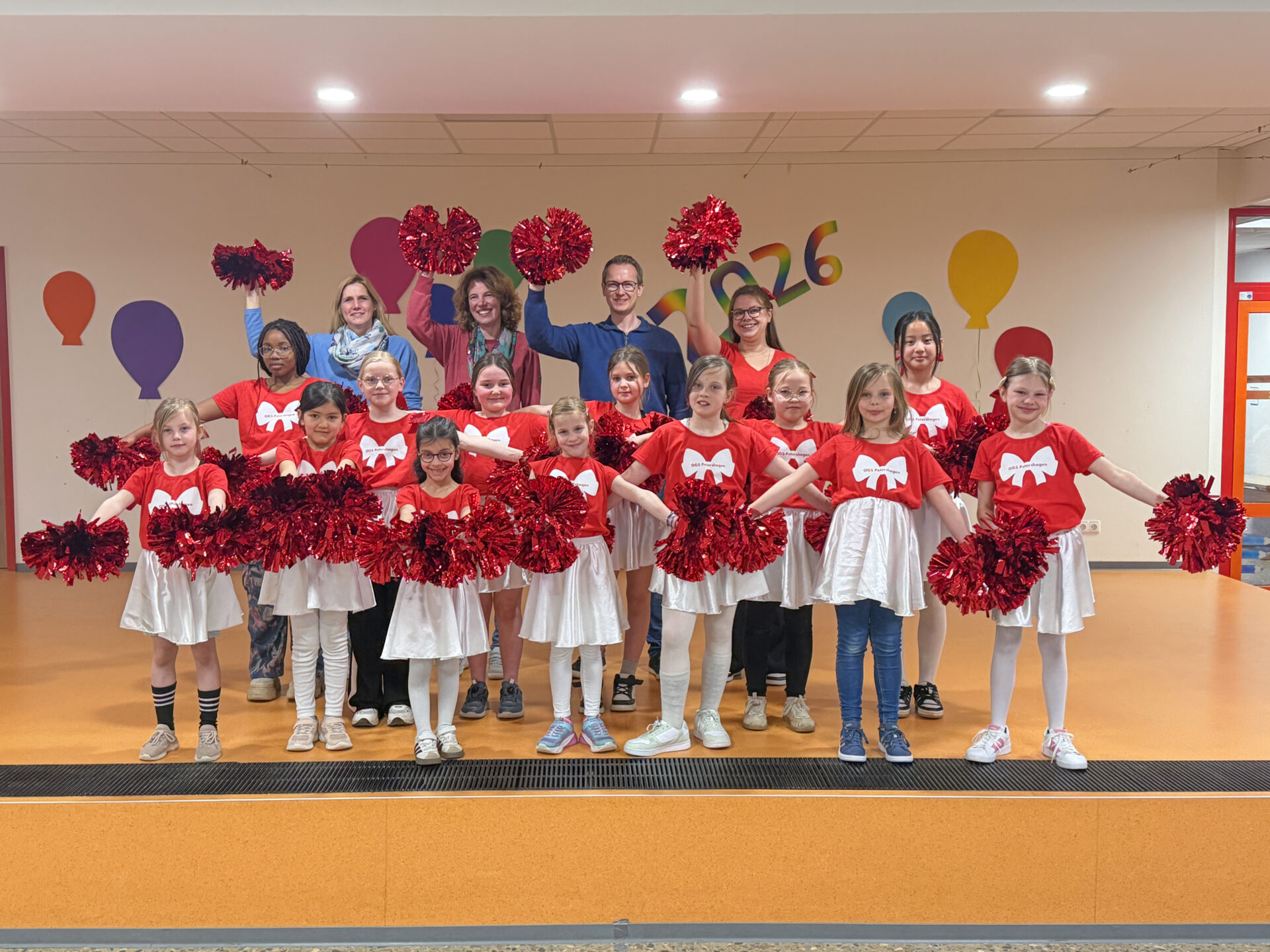 Die Cheerleader-AG der Grundschule Petershagen zusammen mit Vertretern des Fördervereins. Foto: Krischi Meier