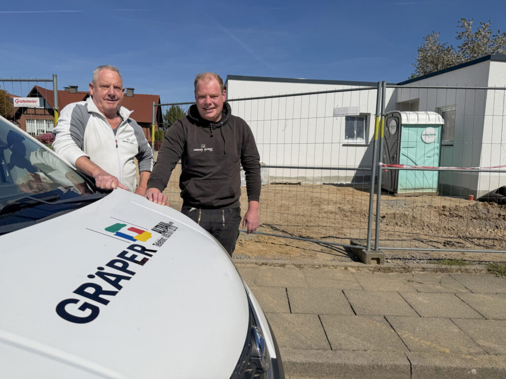 Thomas (l.) und Thorben Gräper an der Bungalow-Anlage im Düngelweg, die in Kürze bezogen werden. Foto: Krischi Meier