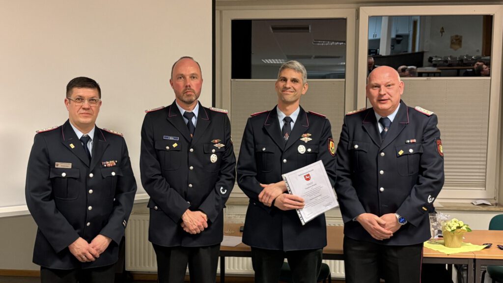 Thaddäus Klante (2. von rechts) wurde zum Oberbrandmeister befördert. Mit ihm freuten sich Henning Sauer, Frank Witte und Bernd Hachmeyer (von links). Foto: Sarah Barg