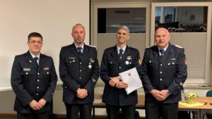 Thaddäus Klante (2. von rechts) wurde zum Oberbrandmeister befördert. Mit ihm freuten sich Henning Sauer, Frank Witte und Bernd Hachmeyer (von links). Foto: Sarah Barg