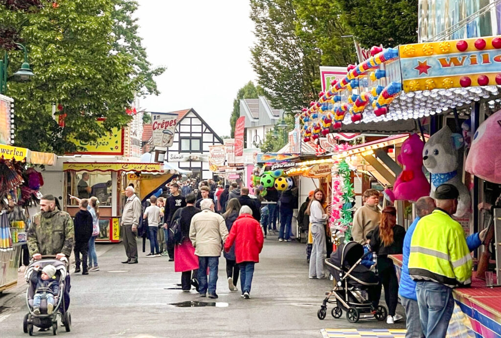 Im Uchter Ortskern findet vom 8. bis 10. Mai wieder das beliebte Maifest statt. Archivfoto: priva