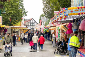 Im Uchter Ortskern findet vom 8. bis 10. Mai wieder das beliebte Maifest statt. Archivfoto: priva