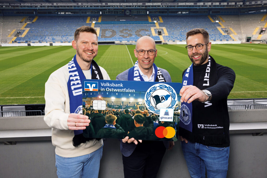Fabian Klos (v.l.), Thomas Mühlhausen (Vorstandsmitglied der Volksbank in Ostwestfalen) und Nico Luft (Direktor Vertrieb des DSC Arminia Bielefeld). Foto: Christian Schwier