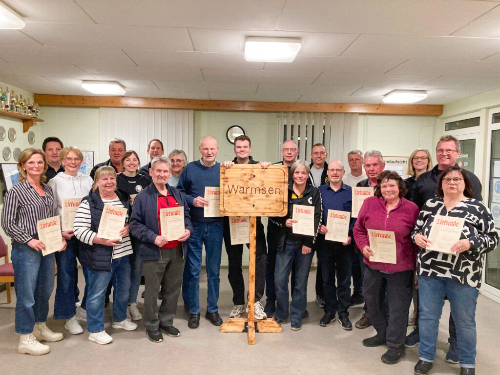 Die Geehrten und der Vorstand des SV Warmsen. Mit 925 Mitgliedern verzeichnet der Verein einen neuen Rekord. Foto: privat