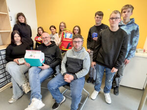 Die Schulsanitäter mit Lehrer Marcus Bösch (sitzend; Mitte) und Fachkraft Jonas Franke (sitzend; rechts). Foto: Jessica Höffner
