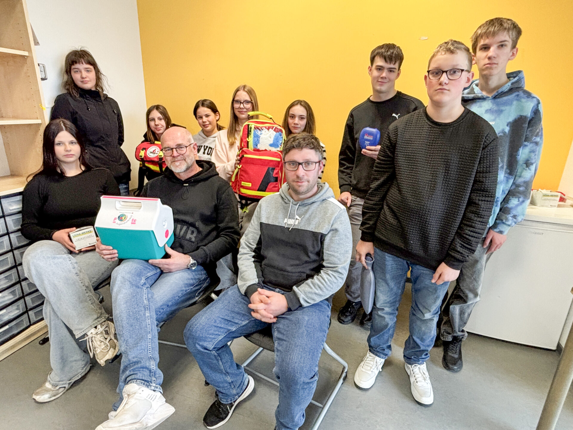 Die Schulsanitäter mit Lehrer Marcus Bösch (sitzend; Mitte) und Fachkraft Jonas Franke (sitzend; rechts). Foto: Jessica Höffner