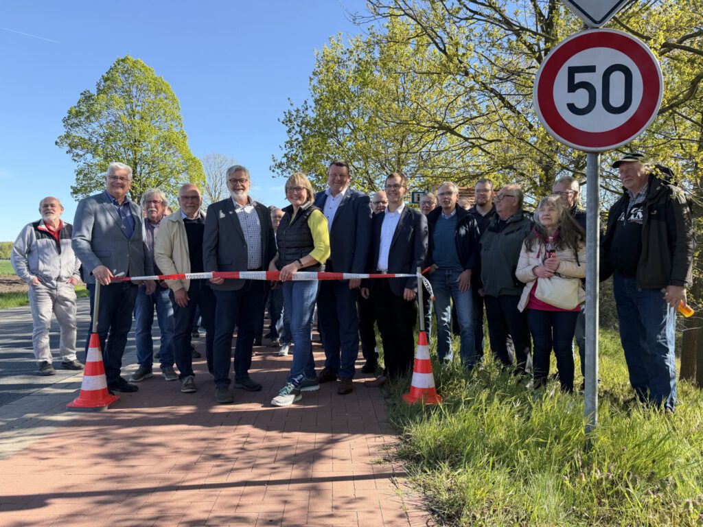 Vertreter aus Verwaltung und Politik geben den Radweg entlang der K20 offiziell für den Verkehr frei. Foto: Landkreis Nienburg