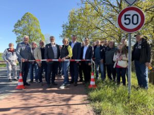 Vertreter aus Verwaltung und Politik geben den Radweg entlang der K20 offiziell für den Verkehr frei. Foto: Landkreis Nienburg