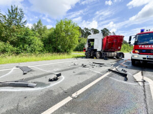  Große Mengen Dachziegel und ausgelaufene Betriebsstoffe erschweren die Arbeiten an der Unfallstelle auf der L770. Die Polizei ermittelt zur genauen Ursache des Zusammenstoßes. Foto: Jessica Höffner