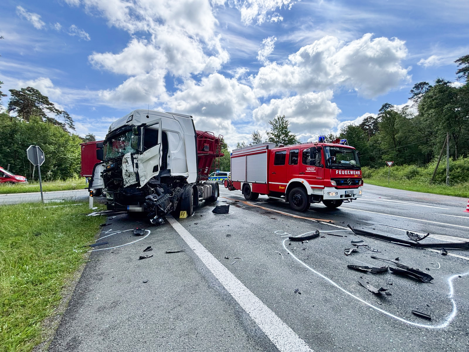 Bei dem Zusammenstoß zweier Lastwagen auf der L770 bei Petershagen wurde ein Fahrer verletzt. Die Landesstraße bleibt während der Bergungs- und Reinigungsarbeiten mehrere Stunden gesperrt. Foto: Jessica Höffner
