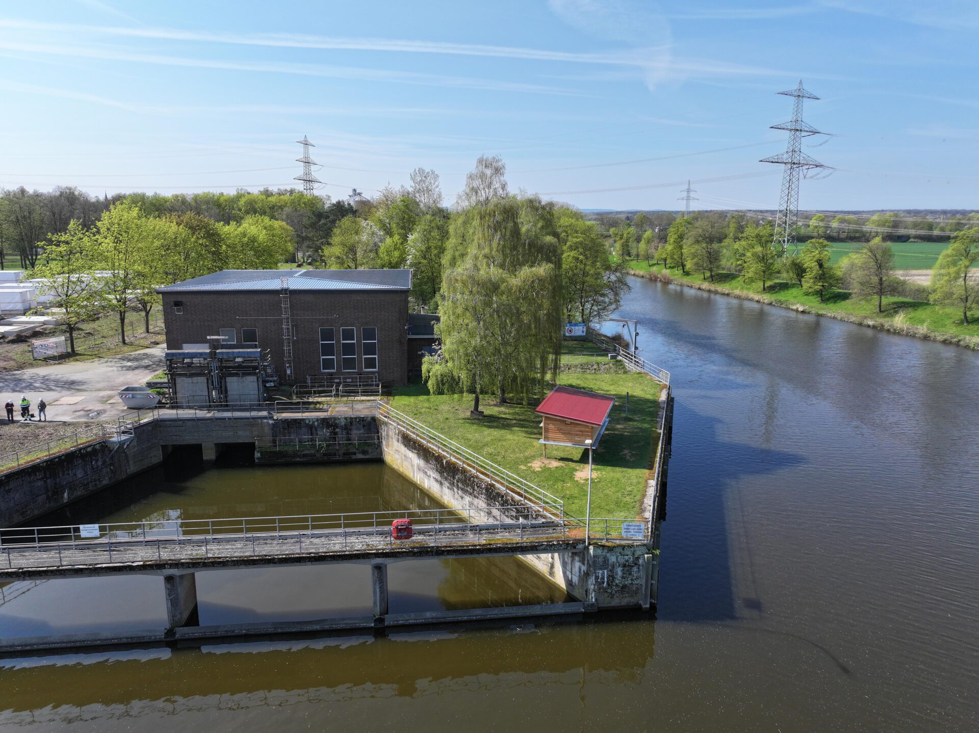 Im Bereich des Hafens wurde ein aufgeständertes Rauchschwalbenhaus in Holzbauweise errichtet. Foto: Dietmar Meier