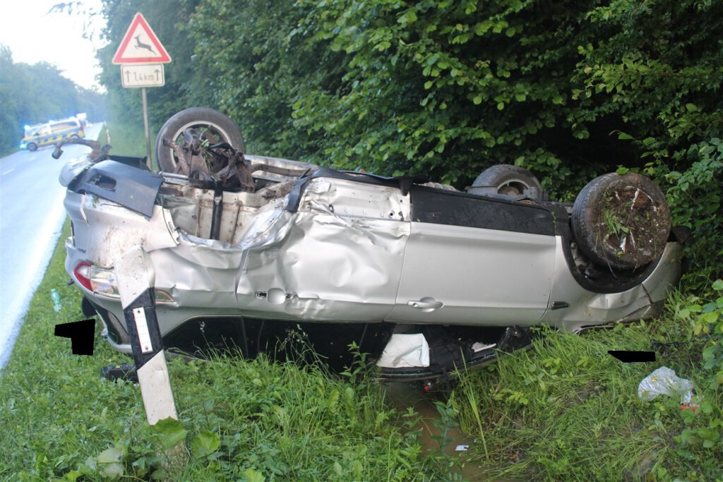 Beide Autos gerieten von der Fahrbahn ab. Foto: Polizei Minden-Lübbecke