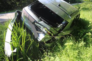 Nach einer Kollision mit einem Lkw kam der Volkswagen im Graben zum Stehen. Foto: Polizei Minden-Lübbecke