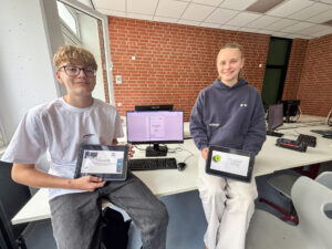 Lotte Sander und Fynn Hormann gehören zu den Schülern, die am Expertenprojekt teilgenommen haben. Foto: Jessica Höffner